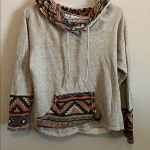 Sweatshirt type hoodie with Aztec print.